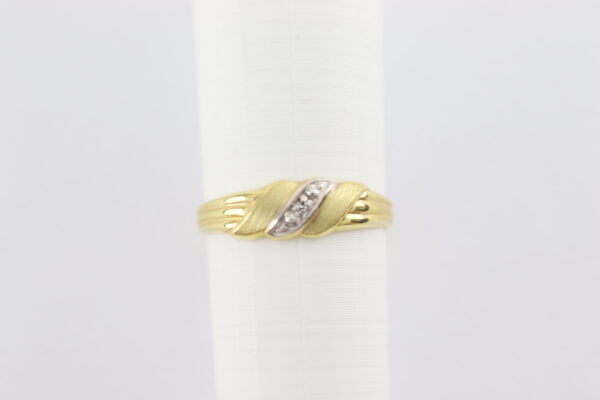 Sehr feiner Ring mit Diamant  -