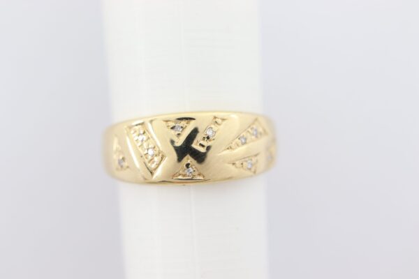 Ring in Gelbgold mit kleinen Diamanten