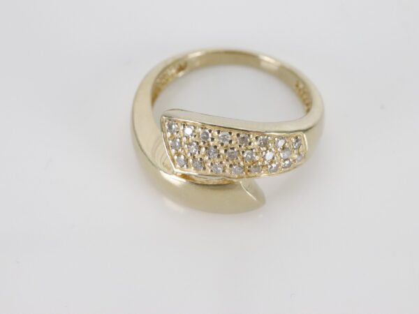 Ring in Gelbgold  mit vielen Diamanten