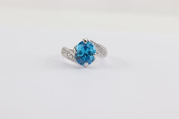 Ring mit blauem Zirkonia in Sterlingsilber