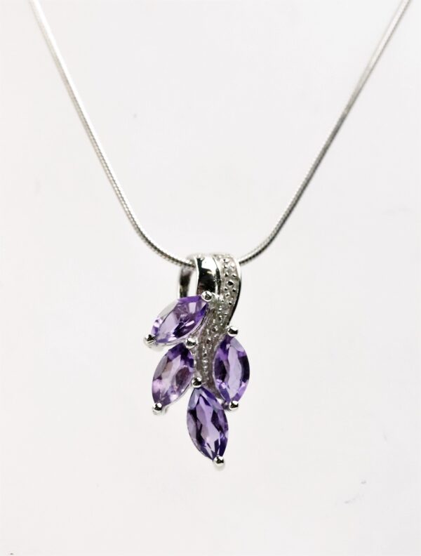 Collier in Sterlingsilber rhodiniert mit Amethyst