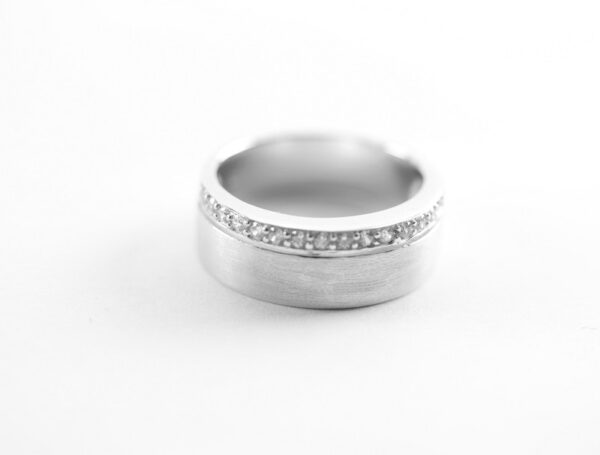 feiner Ring in Sterlingsilber rhodiniert