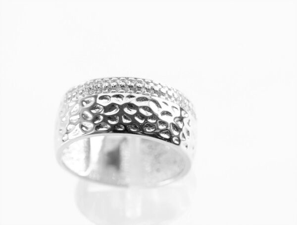 feiner Ring in Sterlingsilber mit Zirkonia