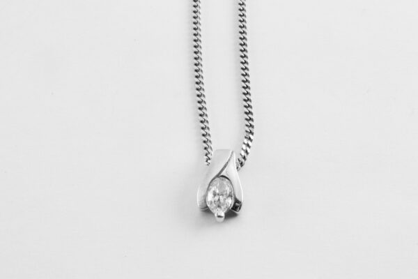 ein feiner Anhänger in Sterlingsilber mit Kette