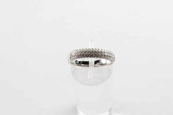 ein feiner Ring in Sterlingsilber rhodiniert